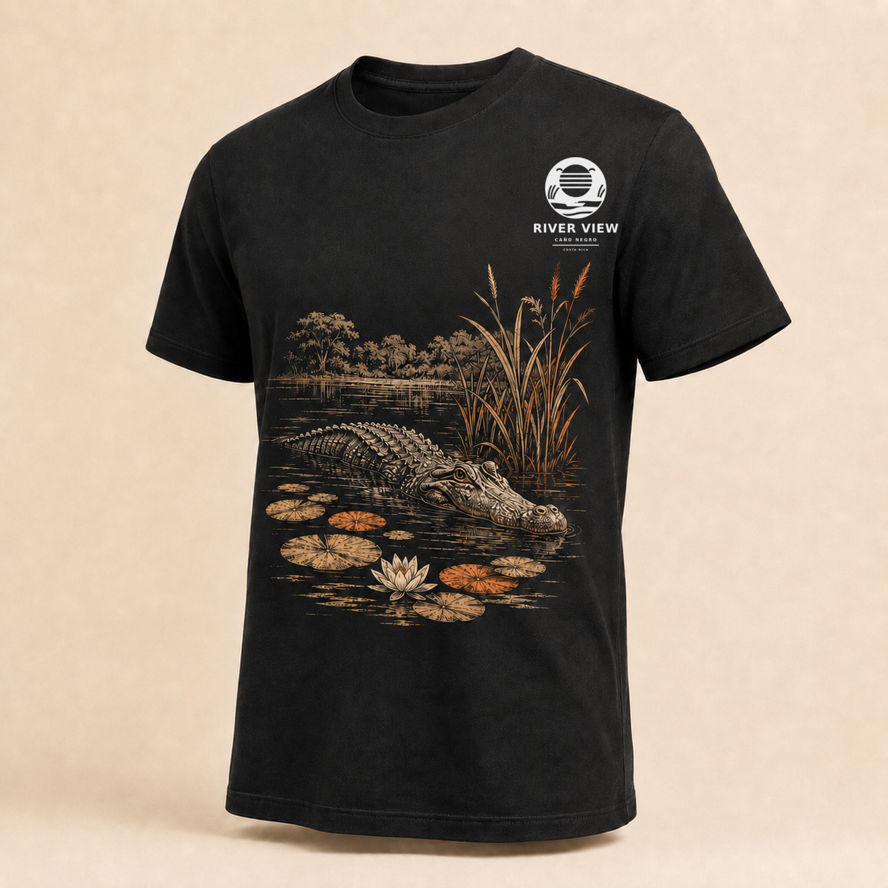 Playera negra sólida River View con logo blanco transparente y diseño detallado de caimán y humedal, color Negro